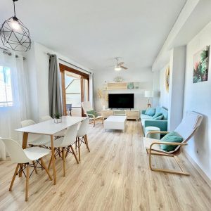 Excelente apartamento con piscina, zonas verdes y gimnasio, a un paso de la playa