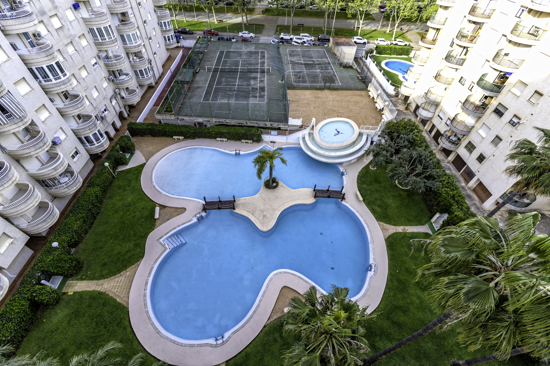 Apartamento en Tropicana Park con piscina, ideal para familias. - Imagen 11