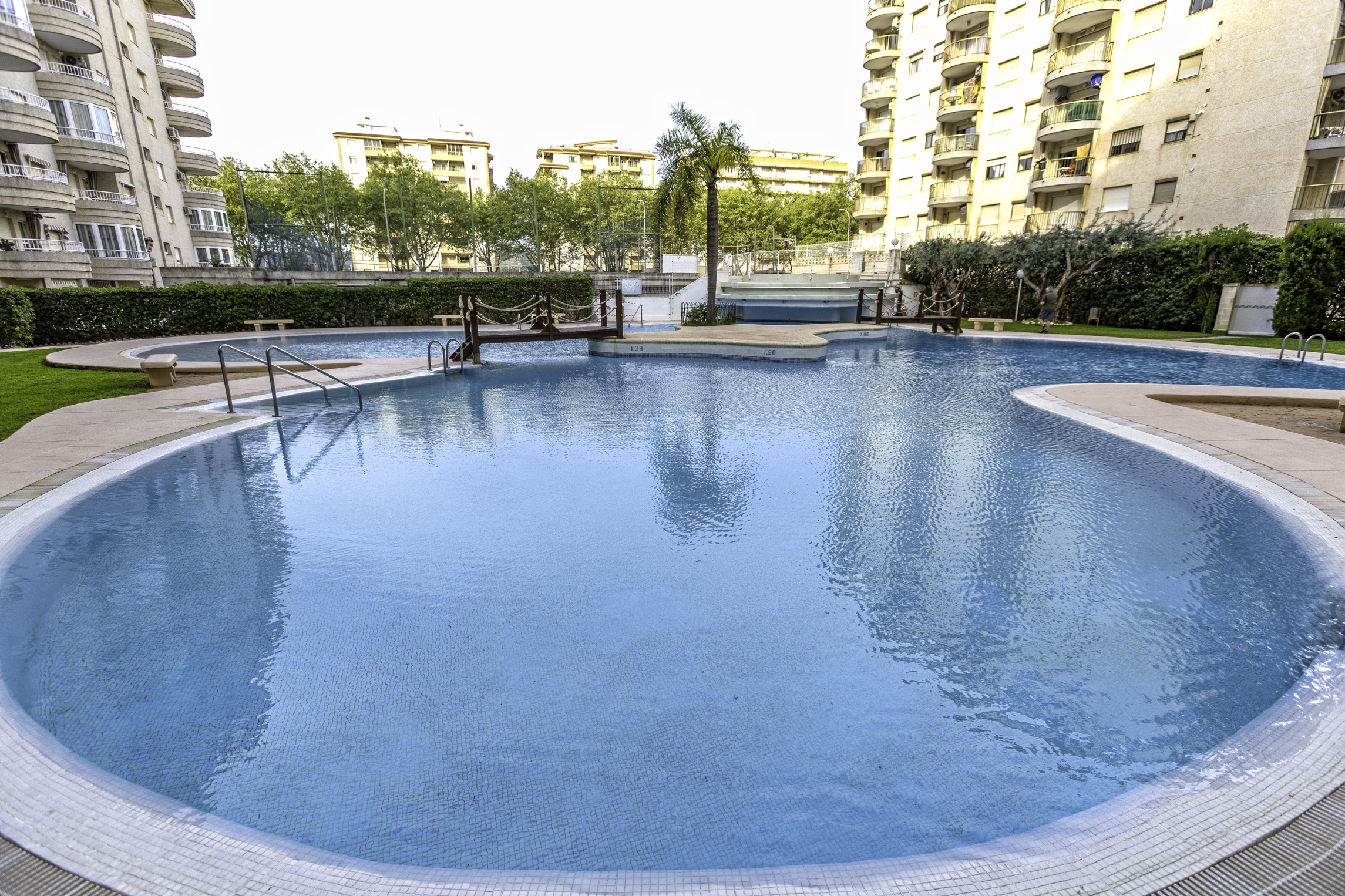 Apartamento en Tropicana Park con piscina, ideal para familias. - Imagen 9