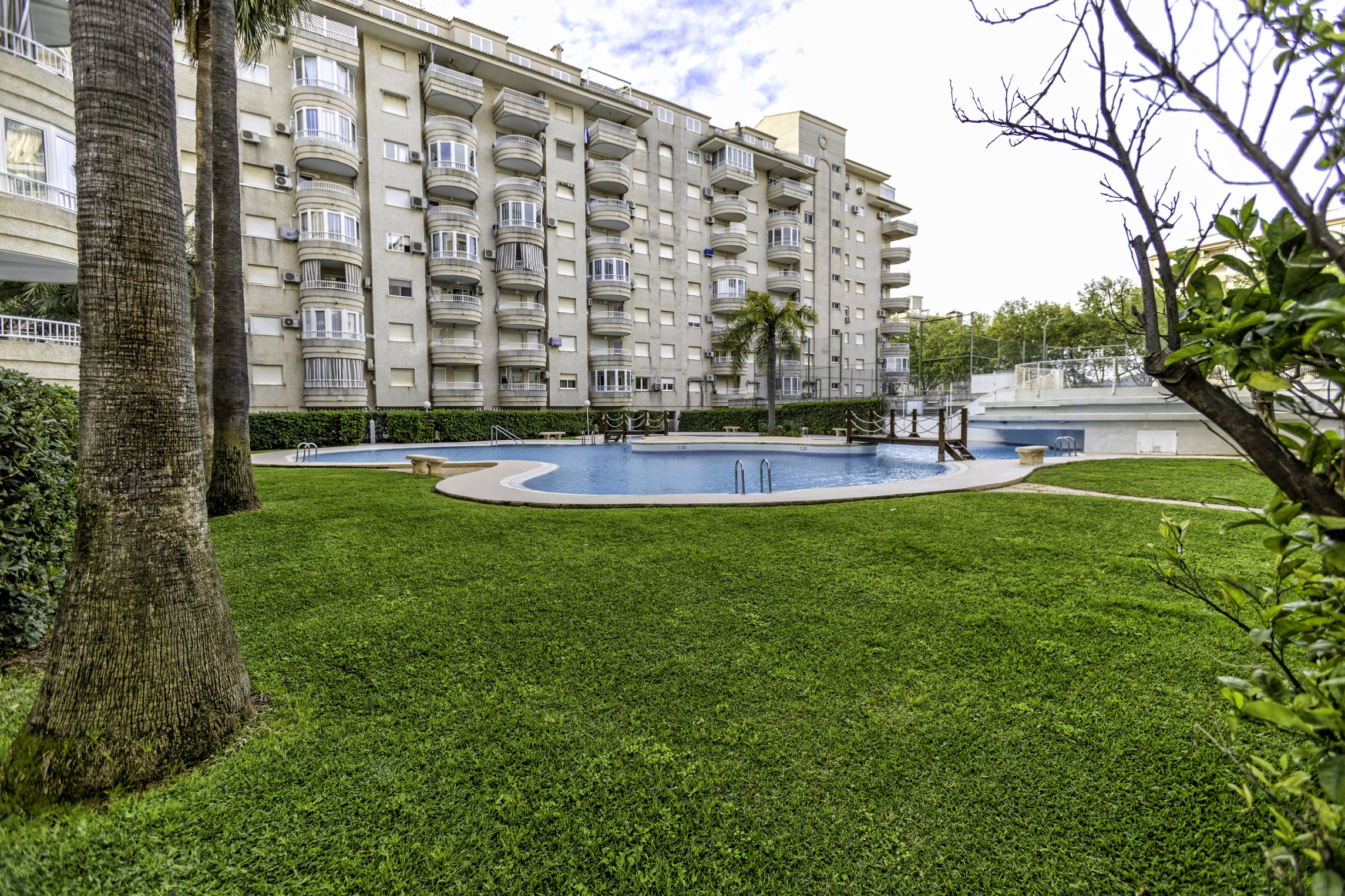 Apartamento en Tropicana Park con piscina, ideal para familias. - Imagen 8