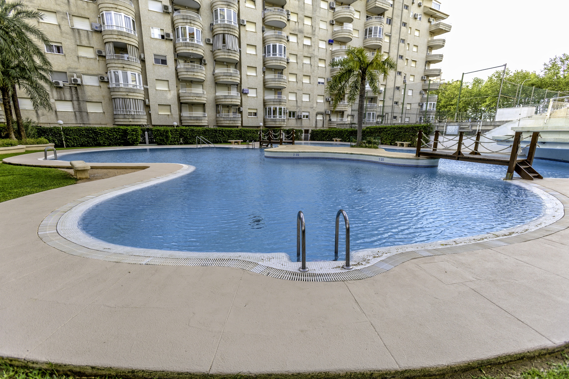 Apartamento en Tropicana Park con piscina, ideal para familias. - Imagen 7