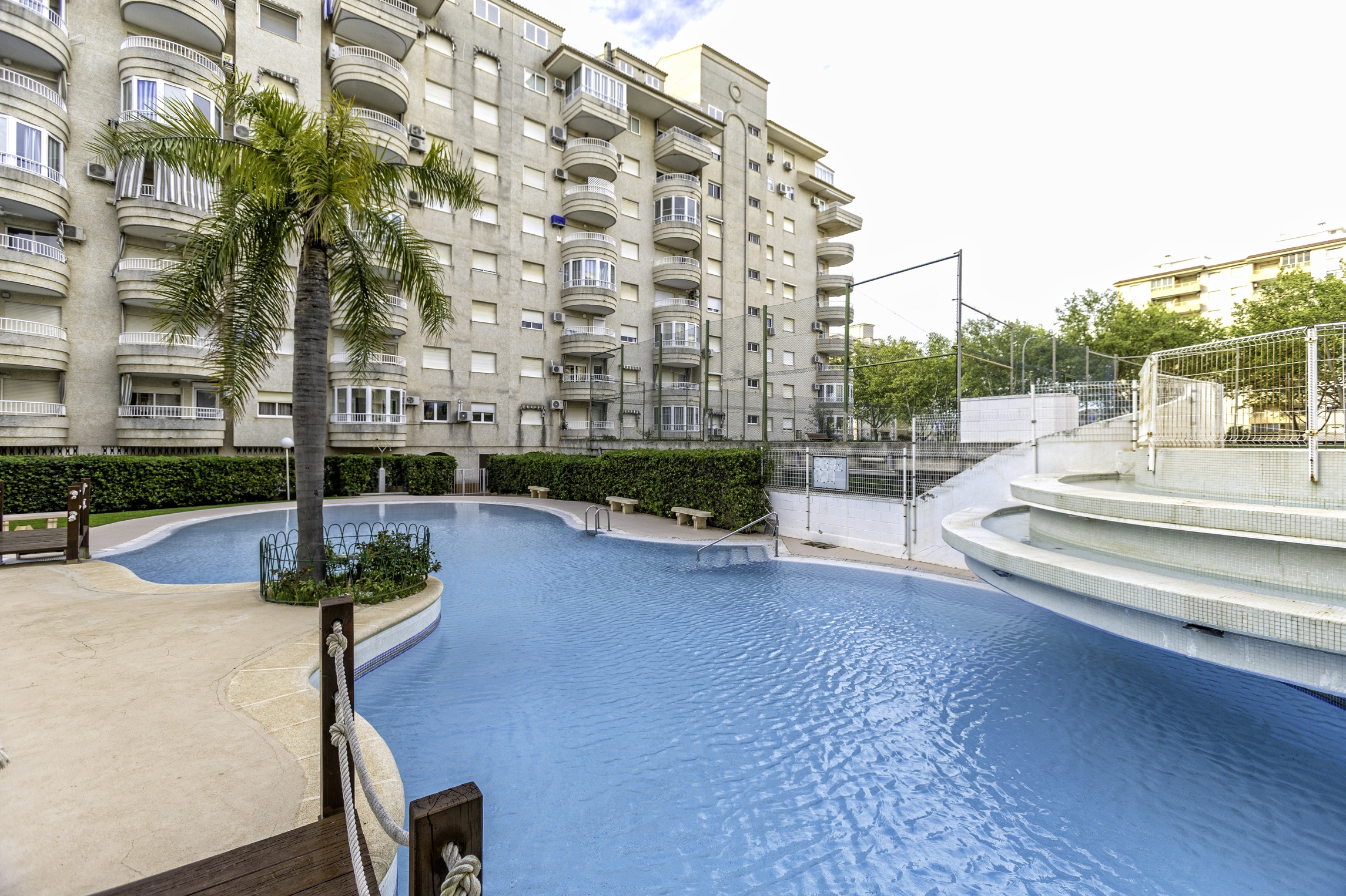 Apartamento en Tropicana Park con piscina, ideal para familias. - Imagen 5
