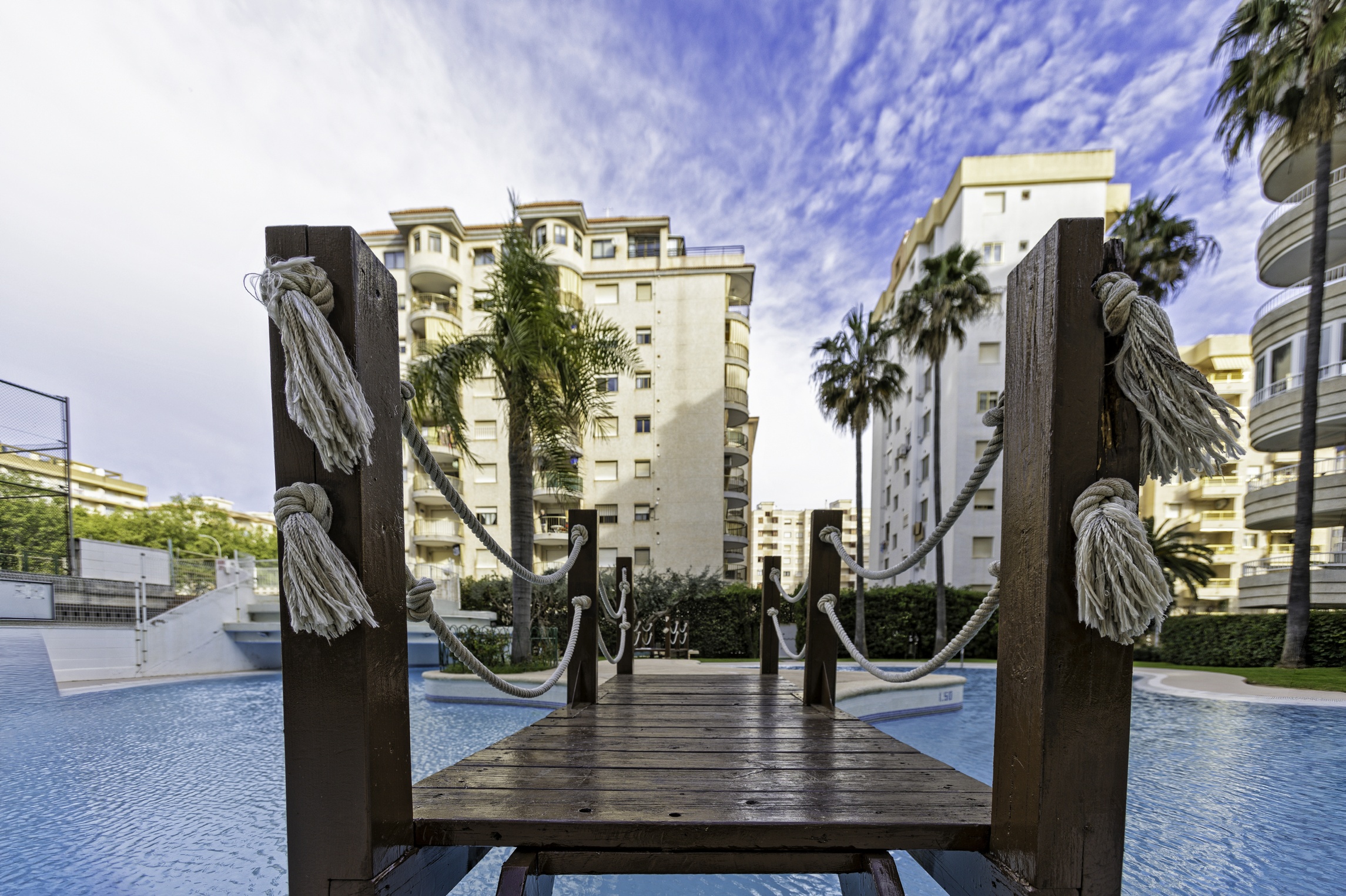 Apartamento en Tropicana Park con piscina, ideal para familias. - Imagen 4