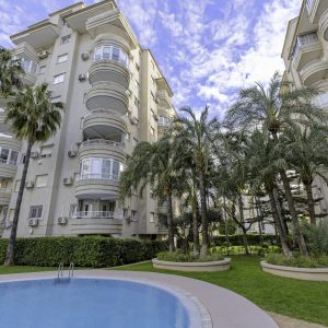 Apartamento en Tropicana Park con piscina, ideal para familias.