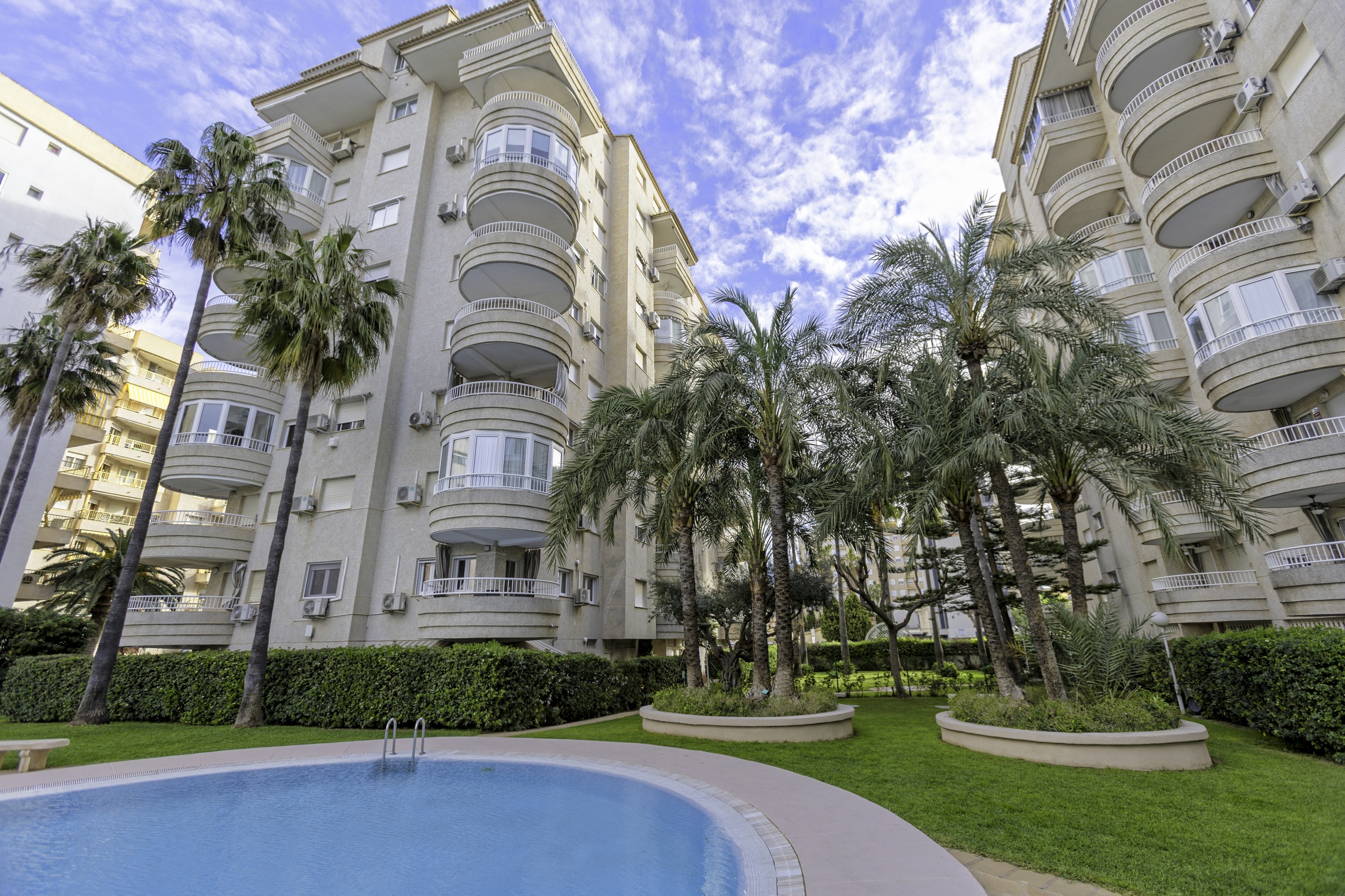 Apartamento en Tropicana Park con piscina, ideal para familias.