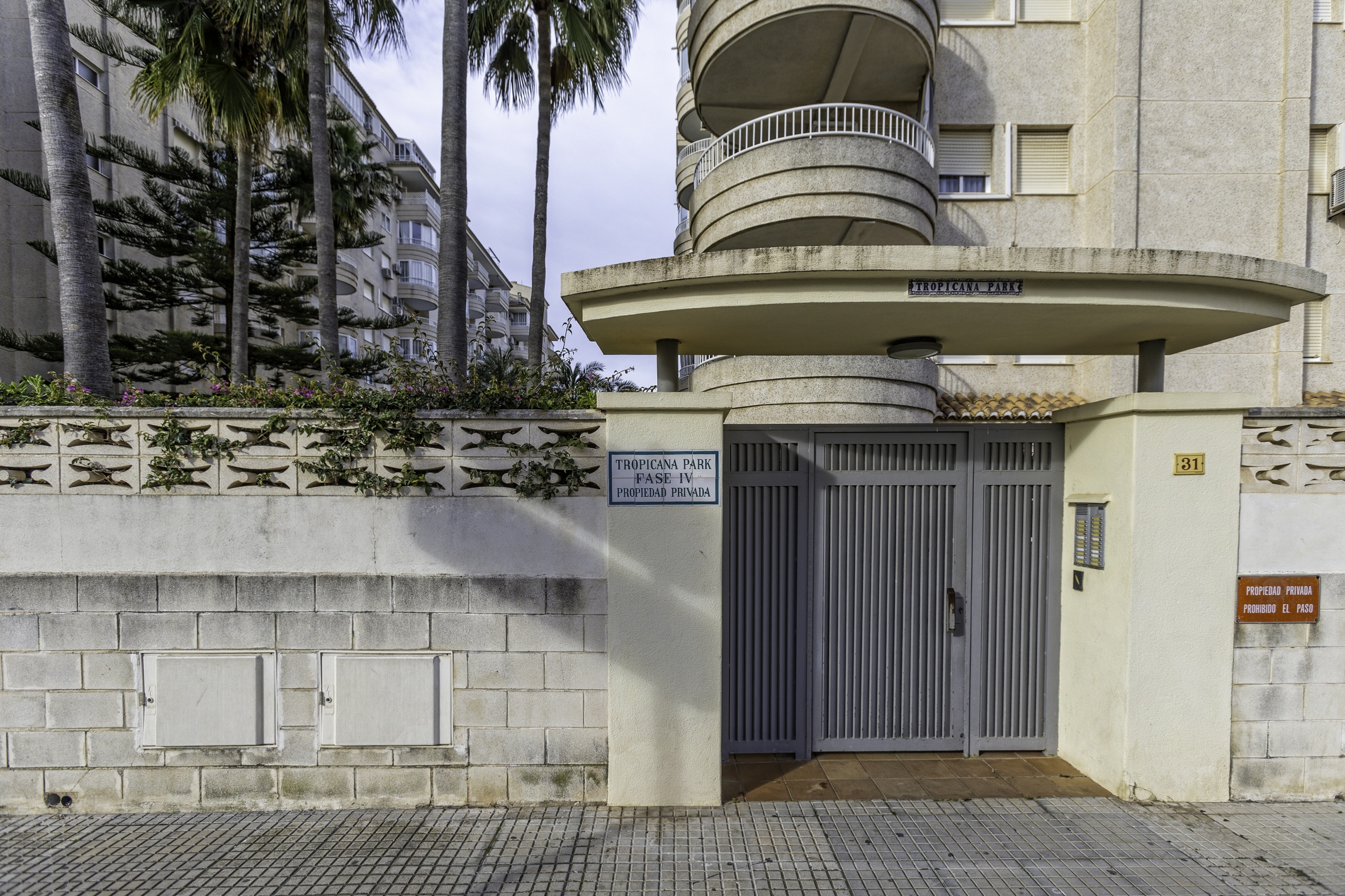 Apartamento en Tropicana Park con piscina, ideal para familias. - Imagen 2